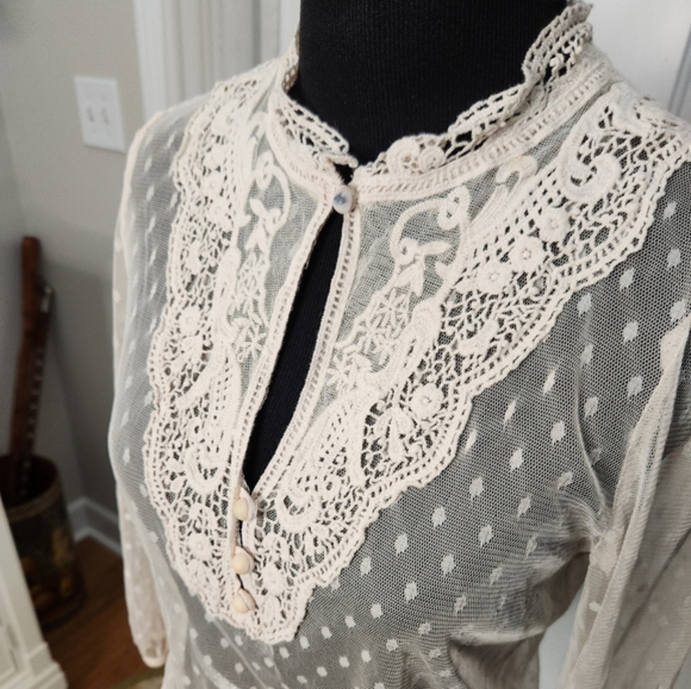 Flying Tomato Ivory Long Sleeve Lace Top Size Medium - Picture 2 of 10